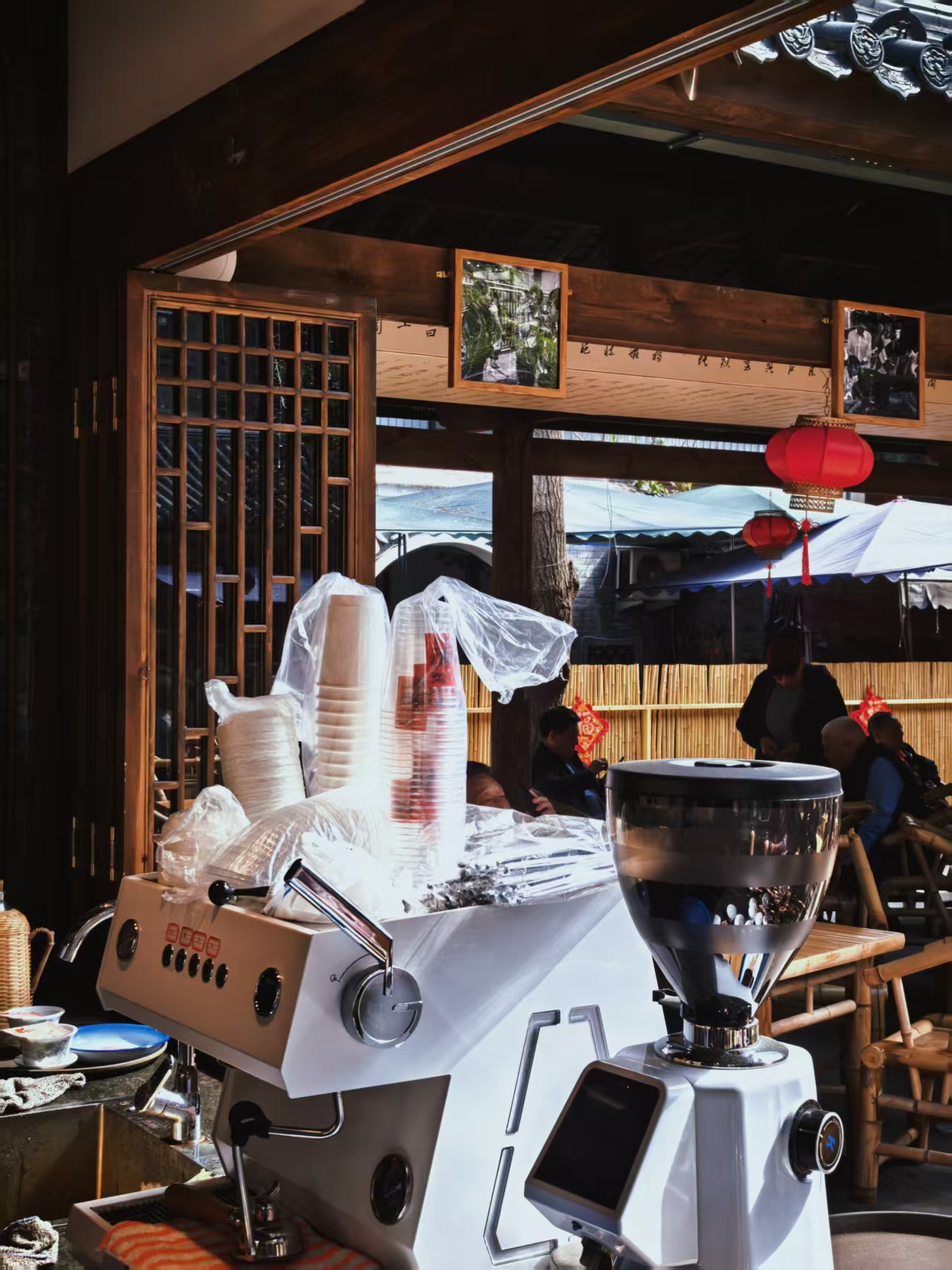 Espresso machine and grinder under the wooden eaves